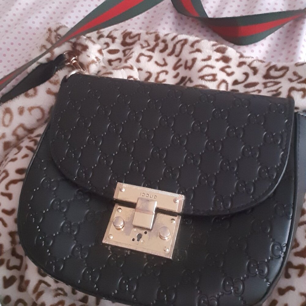 Gucci Guccissima Crossbody Shoulder Bag in Black Leather with a Golden Padlock